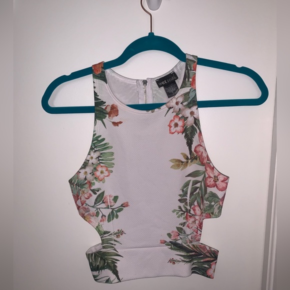 Wet Seal Tops - Super cute floral top with cutouts🌸